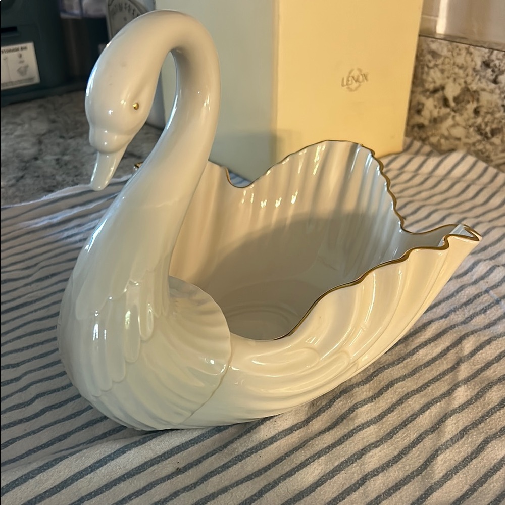 Lenox Ivory Swan Bowl with Gold Accents